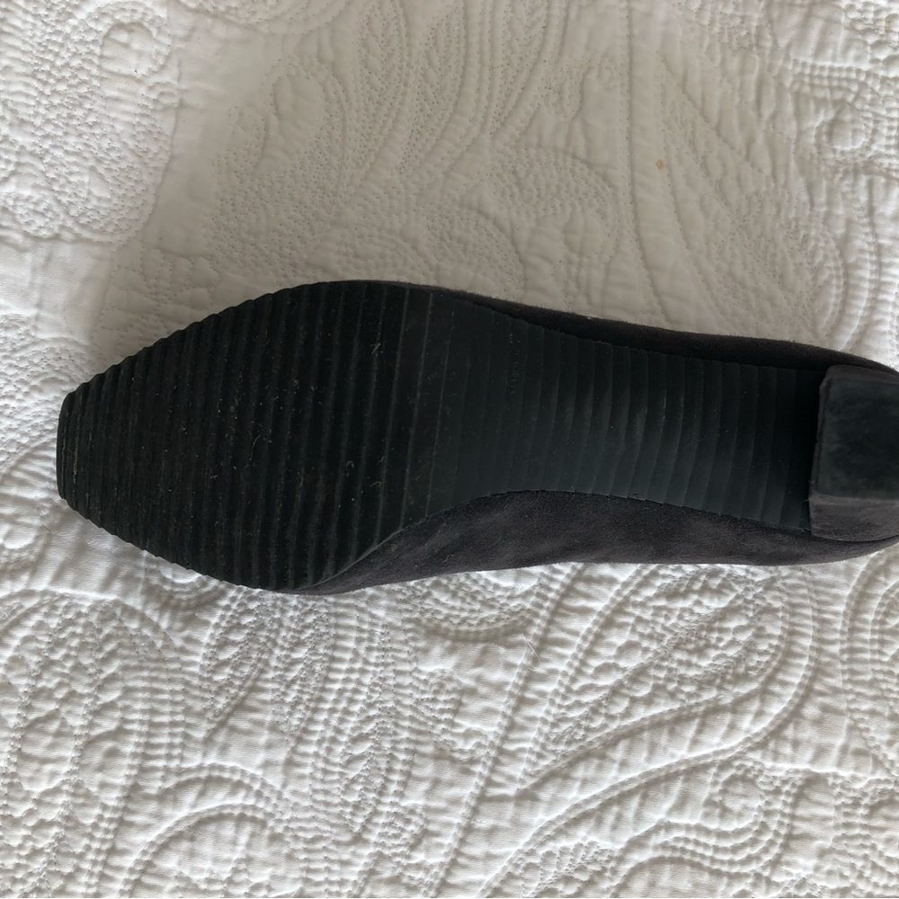 Stuart Weitzman platform suede pumps. Dark grey in colour. - Picture 4 of 6
